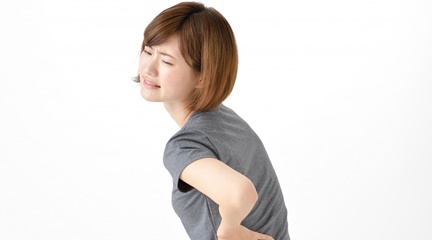 フェイスローラーをやってうつむいている女性