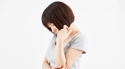 パソコンで作業をしている女性